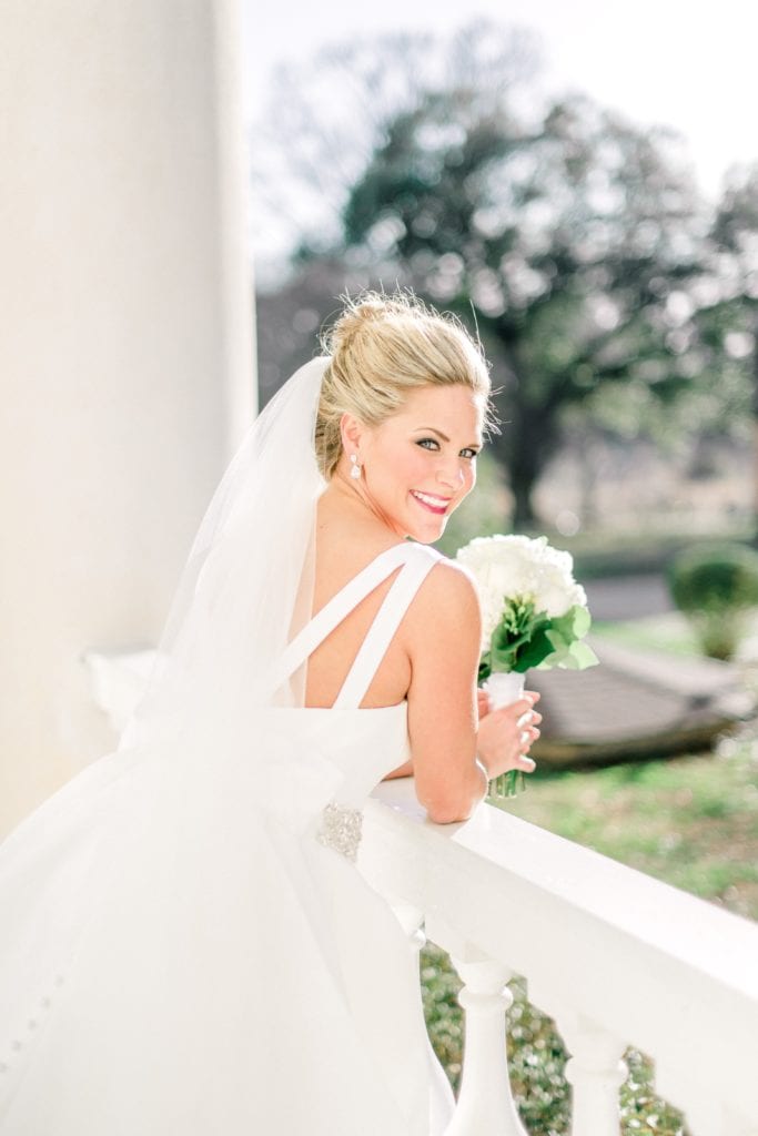 bride holding bouquet at greenwood plantation in st.francisville